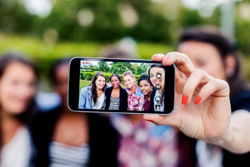 millenials selfie